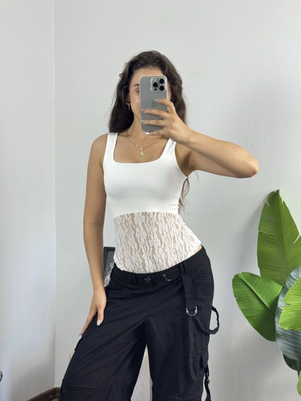 Kalın Askılı Dantel Dokulu Bodysuit Beyaz