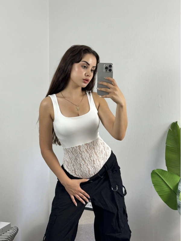 Kalın Askılı Dantel Dokulu Bodysuit Beyaz