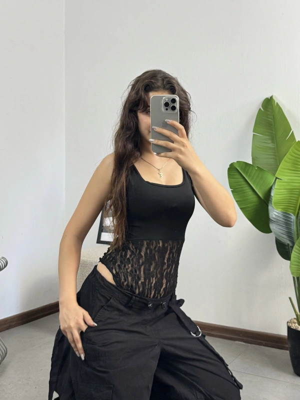 Kalın Askılı Dantel Dokulu Bodysuit Siyah