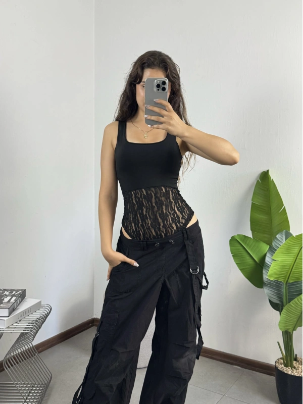 Kalın Askılı Dantel Dokulu Bodysuit Siyah