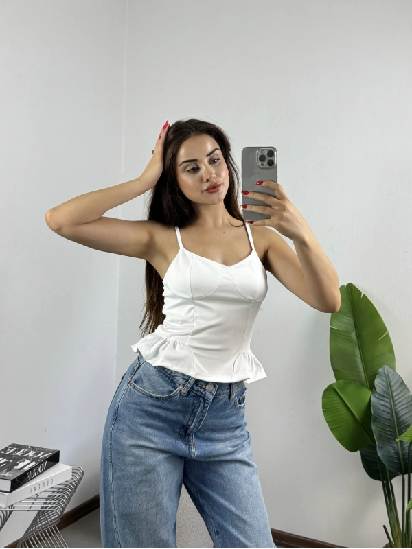 Kup Detay Beyaz Volanlı Bluz