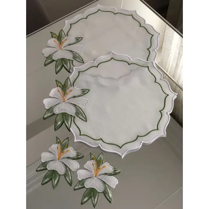 2 Kişilik Zambak Nakışlı Amerikan Servis Supla Sunum Peçetesi Hediyeli - 4 Parça Bahar Serisi