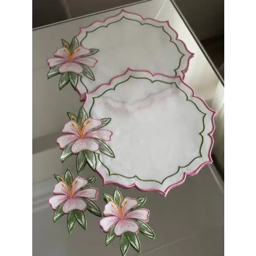 2 Kişilik Zambak Nakışlı Amerikan Servis Supla ve Sunum Peçetesi Seti - 4 Parça Bahar Serisi