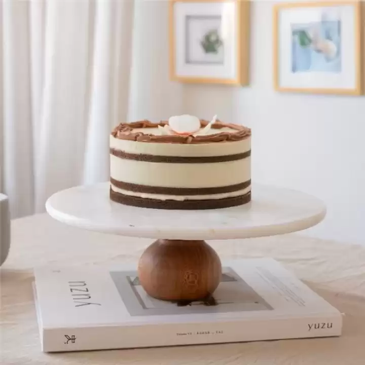 Akayev Mermer 25 Cm Ahşap Ayaklı Beyaz Yuvarlak Sunum Tabağı