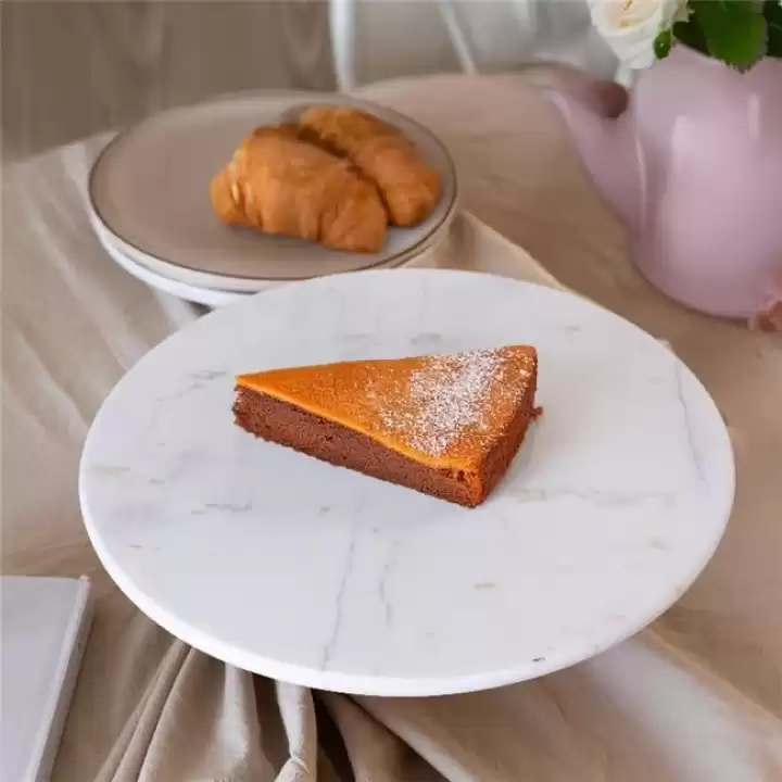 Akayev Mermer 25 Cm Ahşap Ayaklı Beyaz Yuvarlak Sunum Tabağı