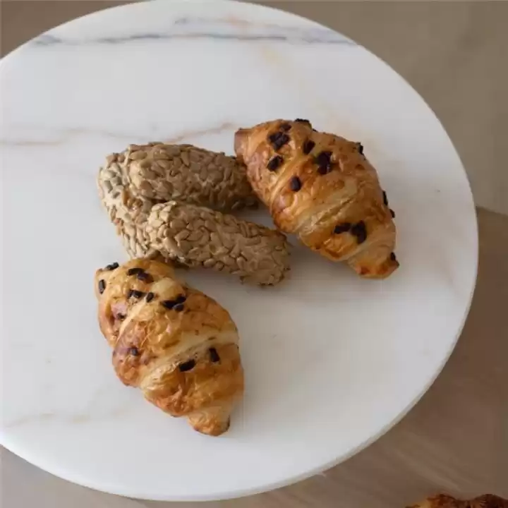 Akayev Mermer 25 Cm Konik Ahşap Ayaklı Beyaz Yuvarlak Sunum Tabağı