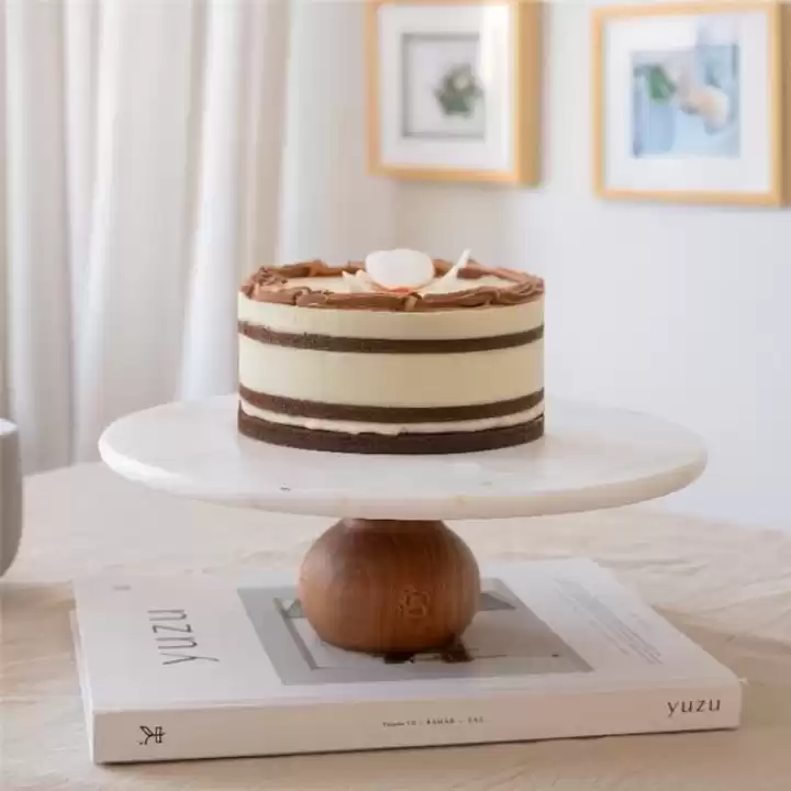Akayev Mermer 28 Cm Ahşap Ayaklı Beyaz Yuvarlak Sunum Tabağı