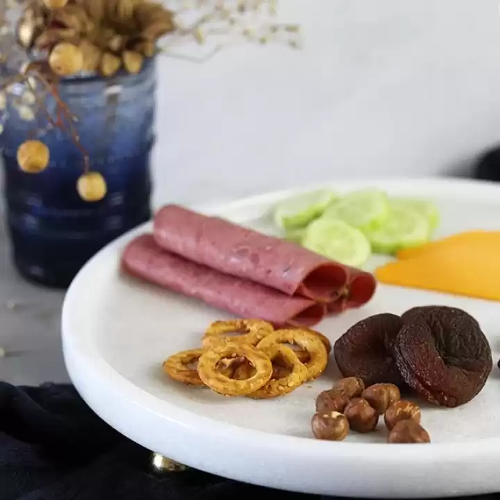 Akayev Mermer 28 Cm Altın Boncuk Ayaklı Beyaz Yuvarlak Kalın Sunum Tabağı