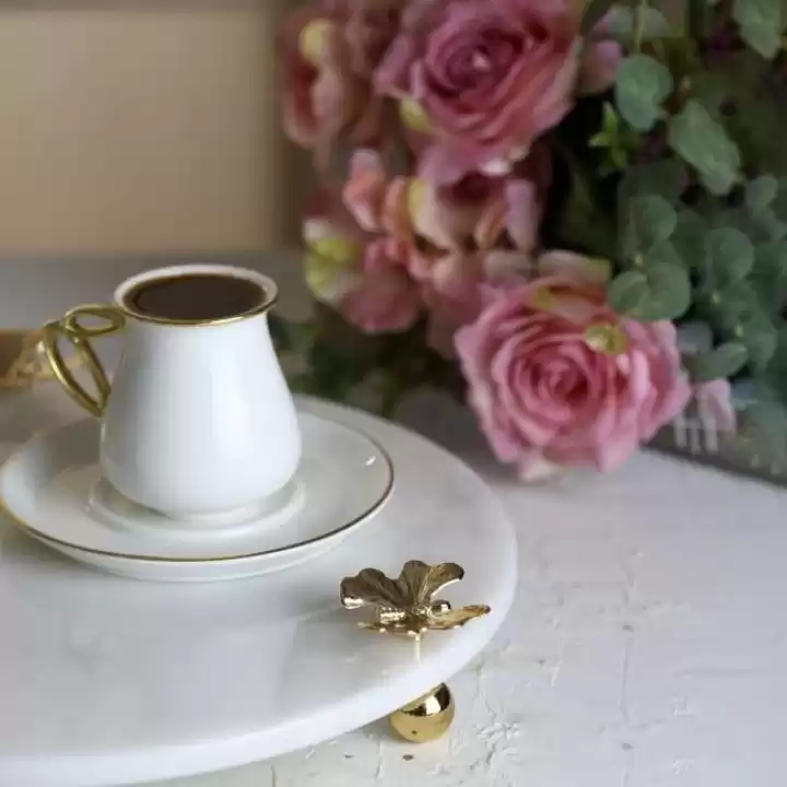 Akayev Mermer Beyaz 30 Cm Altın Ayak Kelebek Yuvarlak Sunum Tabağı