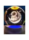 Ay Üstünde Astronot Tasarımlı Plastik Altlıklı Işıklı Cam Küre