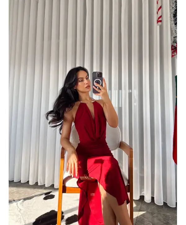 Aksesuarlı yandan yırtmaçlı elbise - Bordo