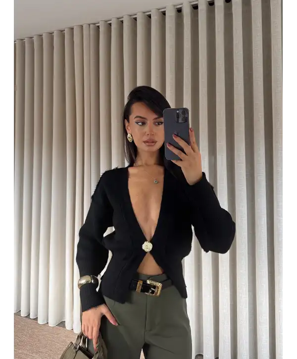 V yaka gold düğmeli kazak