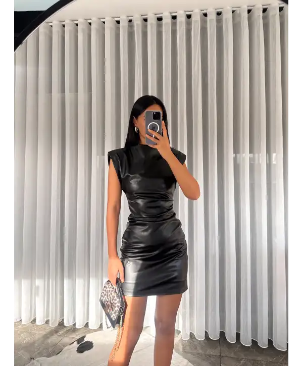 Vatkalı mini deri elbise - Siyah