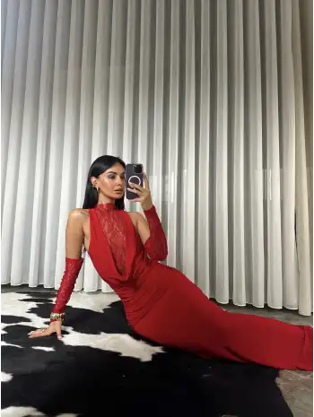 Dantel detay derin degaje yaka elbise - Kırmızı