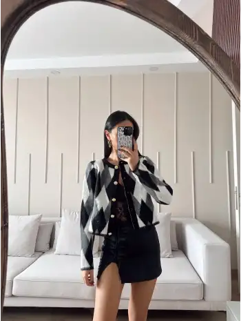 Gold düğmeli triko kazak