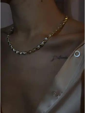 Üçgen Işıltılı Zincir Kolye - Gold