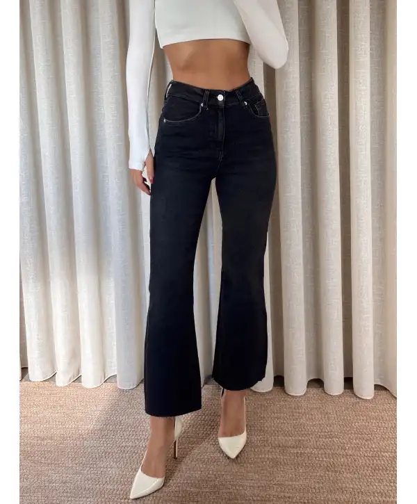 Kesik Paça Siyah Eskitme Jean