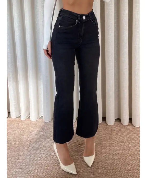 Kesik Paça Siyah Eskitme Jean