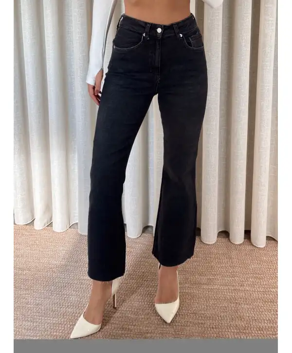 Kesik Paça Siyah Eskitme Jean