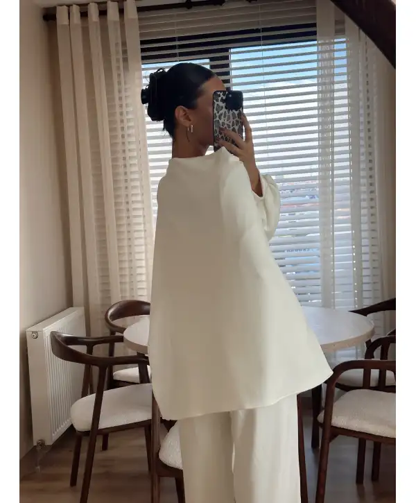 Pelerinli üçlü takım