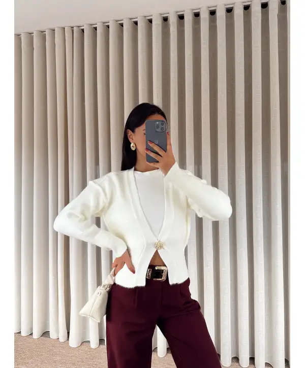 V yaka gold düğmeli kazak