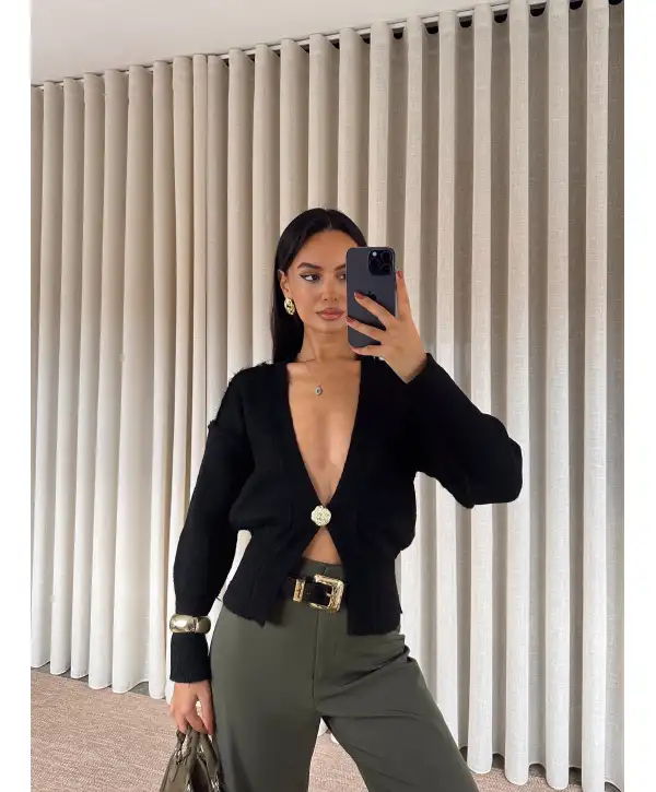 V yaka gold düğmeli kazak