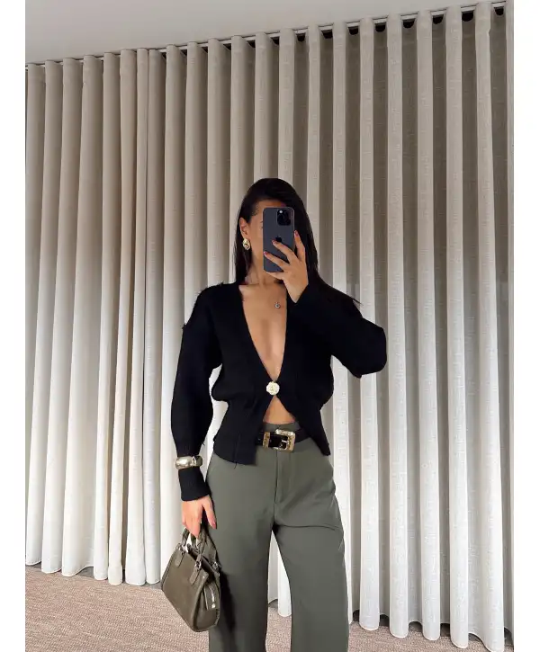 V yaka gold düğmeli kazak