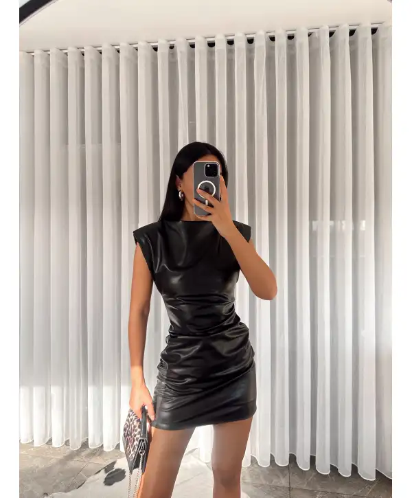 Vatkalı mini deri elbise - Siyah