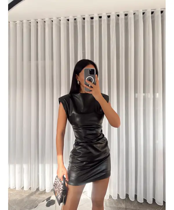 Vatkalı mini deri elbise - Siyah