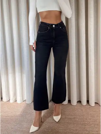 Kesik Paça Siyah Eskitme Jean