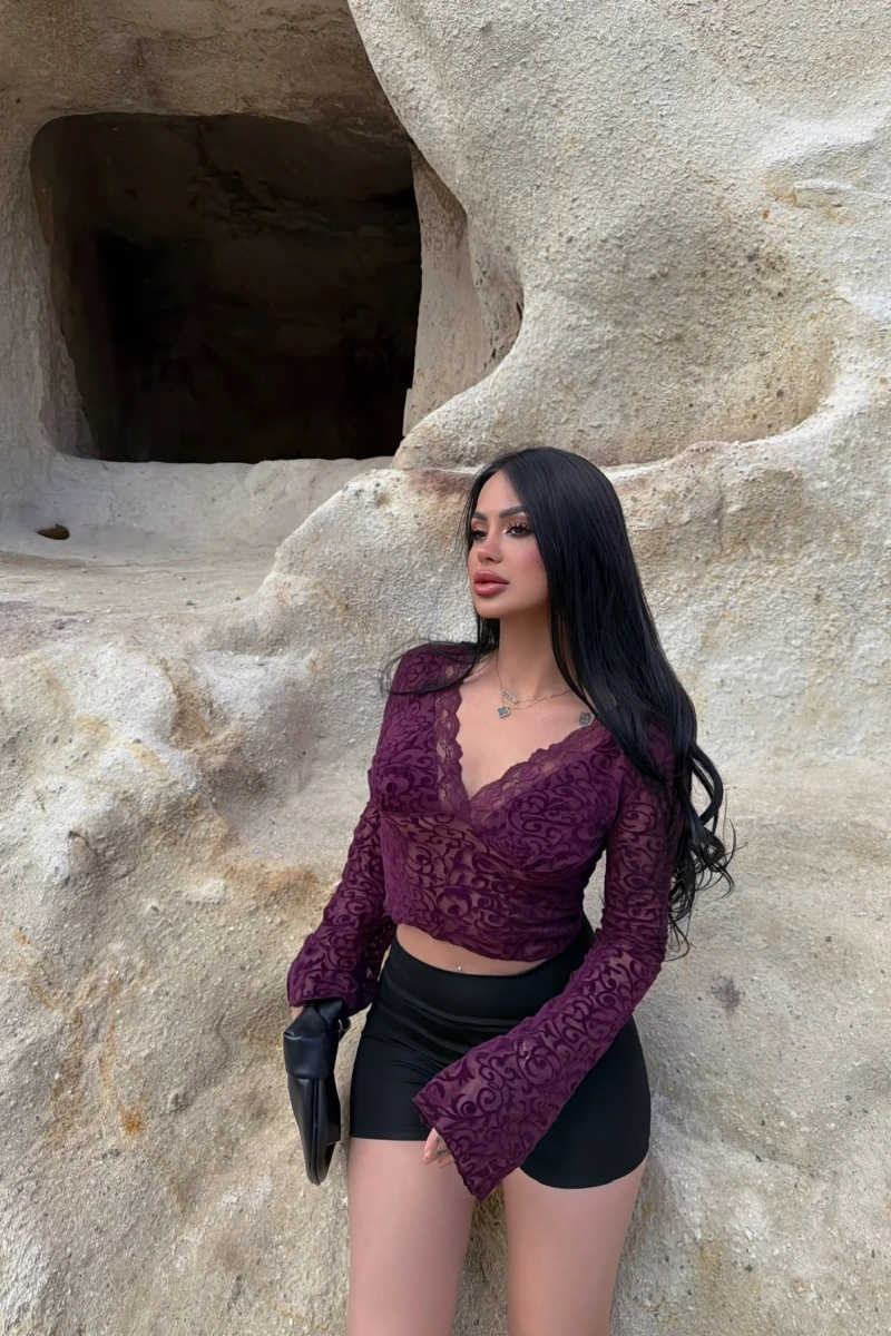 Mor Noir Yaka Güpürlü Bluz