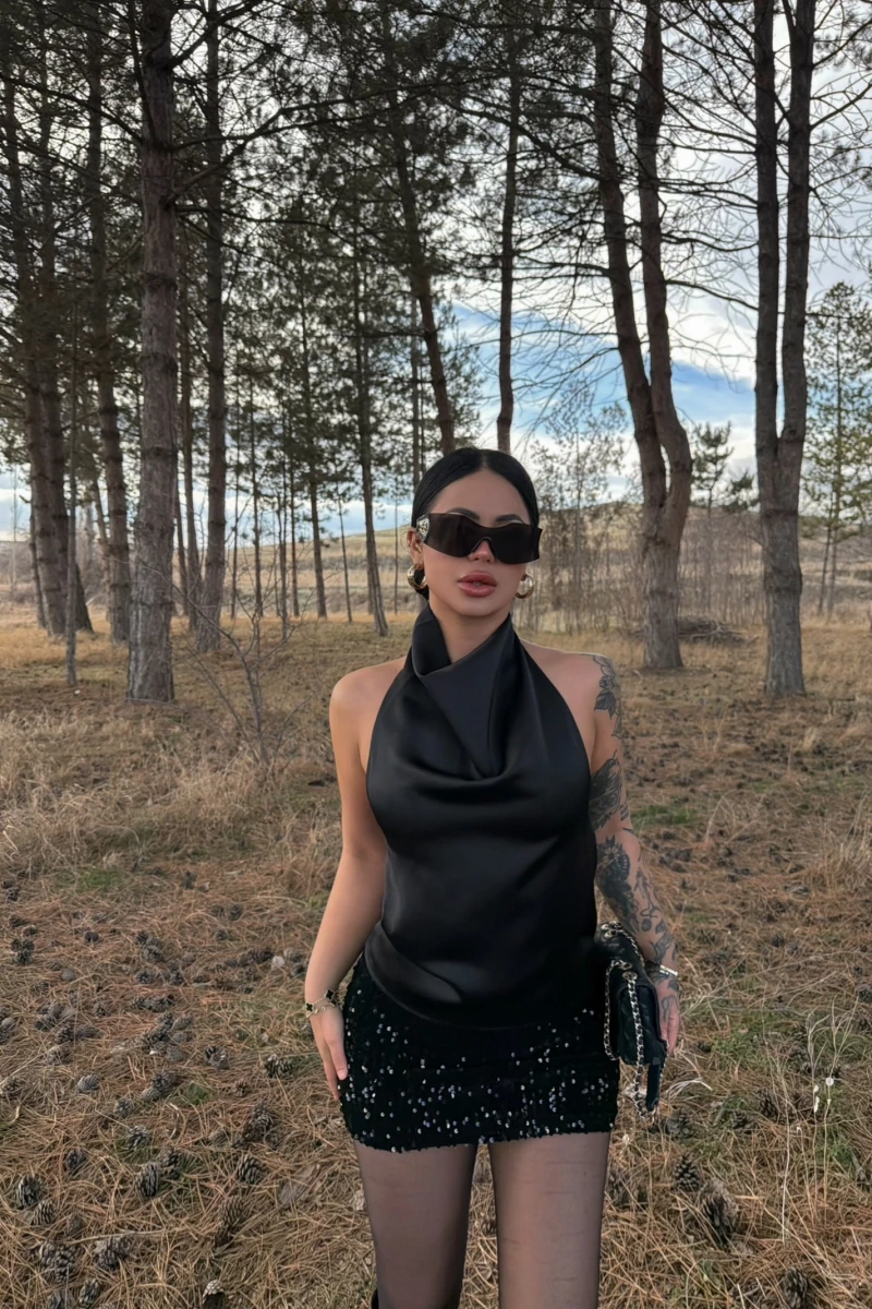Siyah Boyundan Geçmeli Saten Bluz
