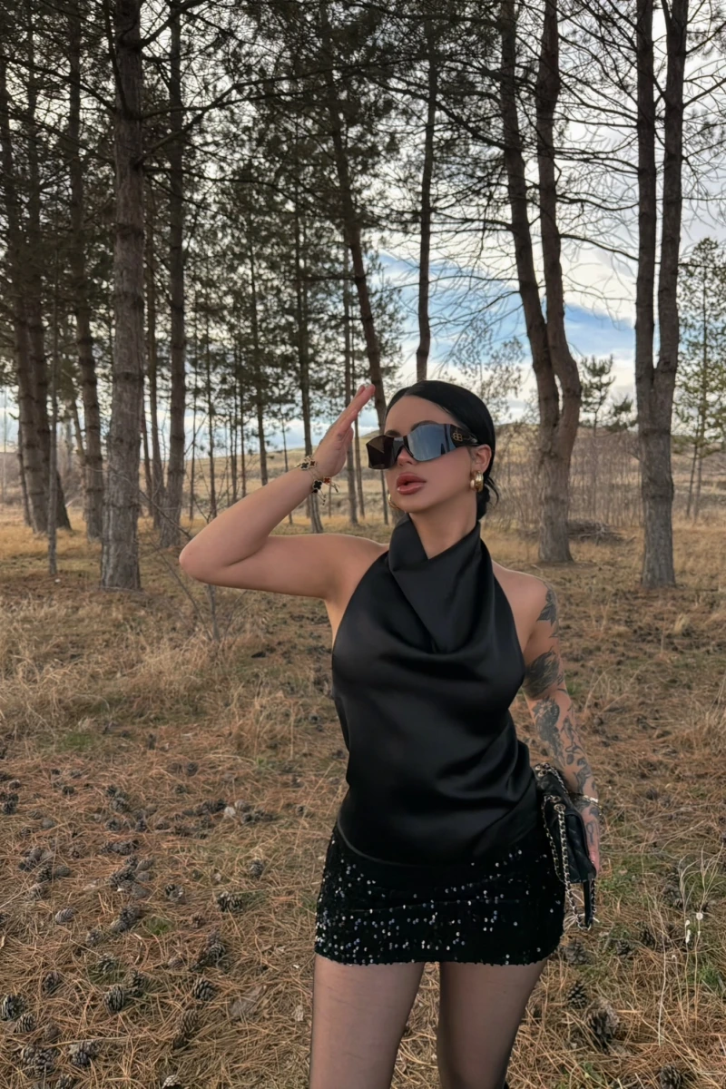 Siyah Boyundan Geçmeli Saten Bluz
