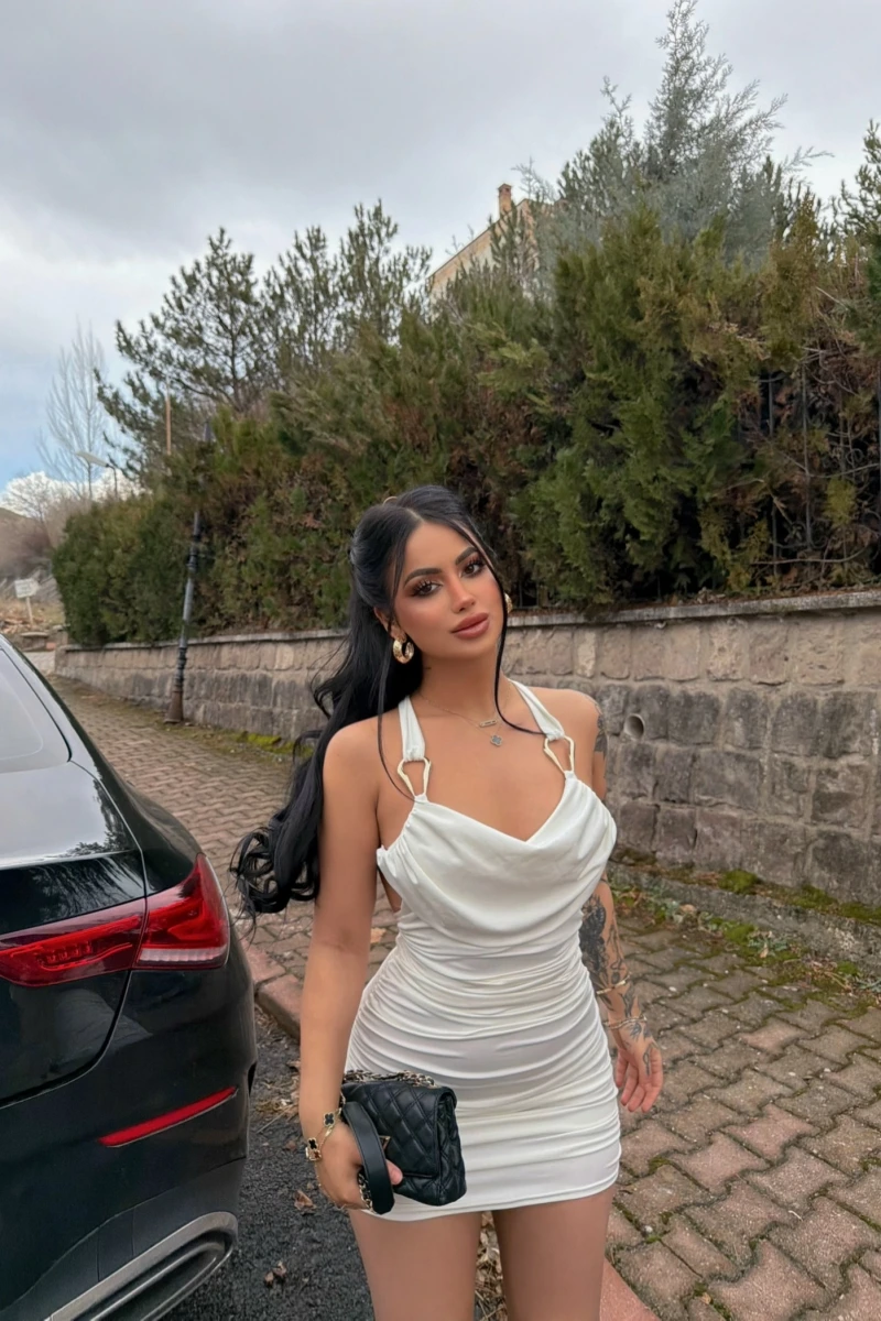 Beyaz Tokalı Sırt Çapraz Büzgülü Elbise