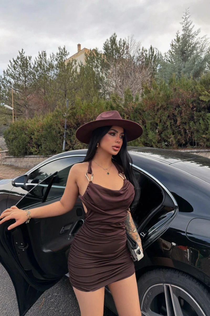 Kahve Tokalı Sırt Çapraz Büzgülü Elbise