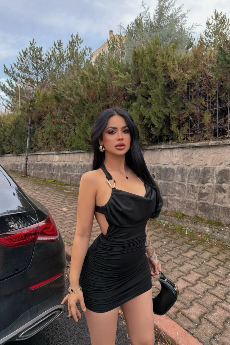 Siyah Tokalı Sırt Çapraz Büzgülü Elbise
