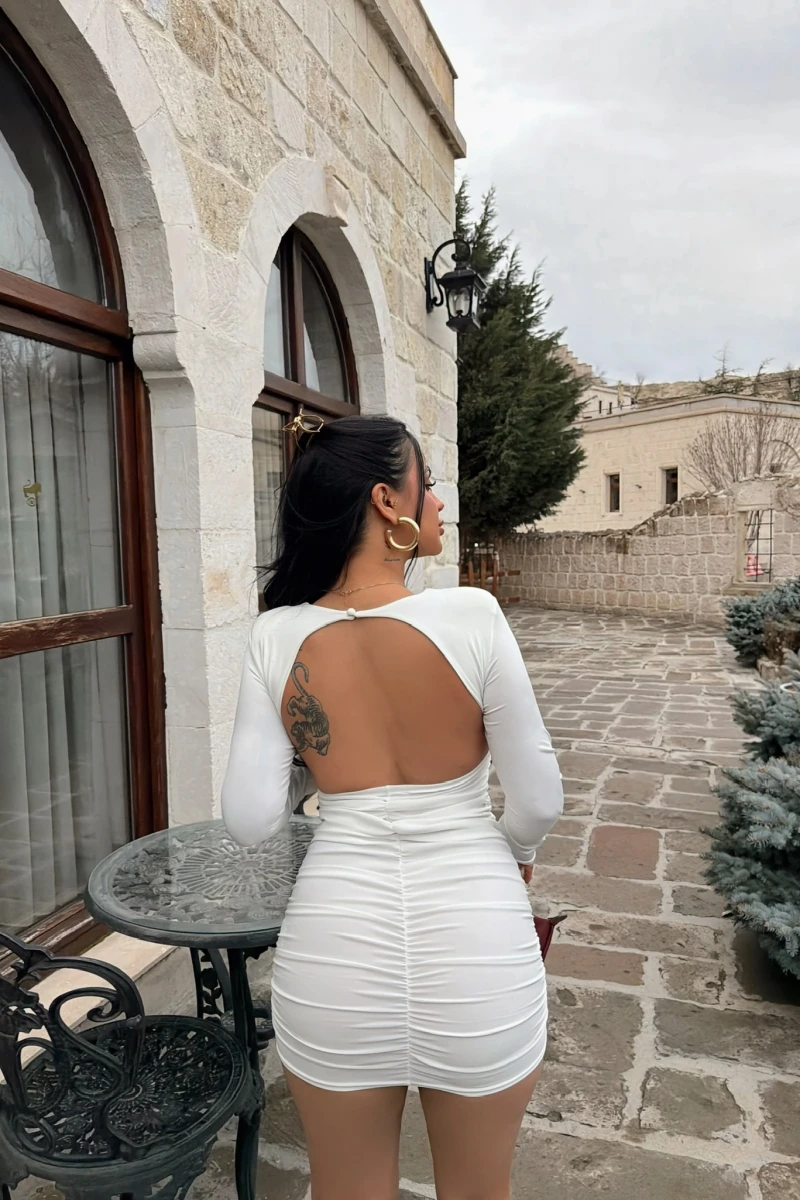 Beyaz Omuz Vatkalı Sırt Dekolte Elbise