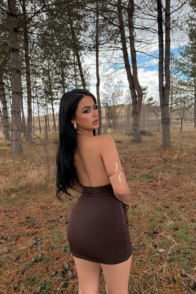 Kahve Boyun Aksesuarlı Elbise