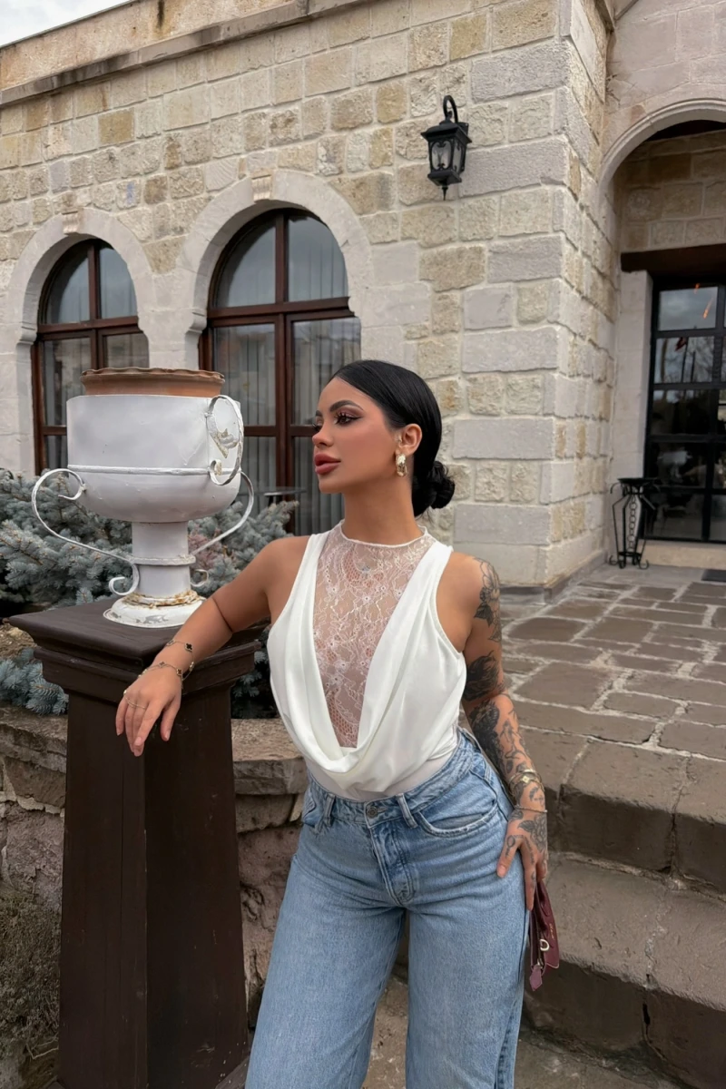 Beyaz Sırt Düğmeli Güpürlü Bodysuit