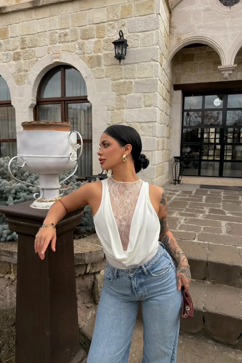 Beyaz Sırt Düğmeli Güpürlü Bodysuit