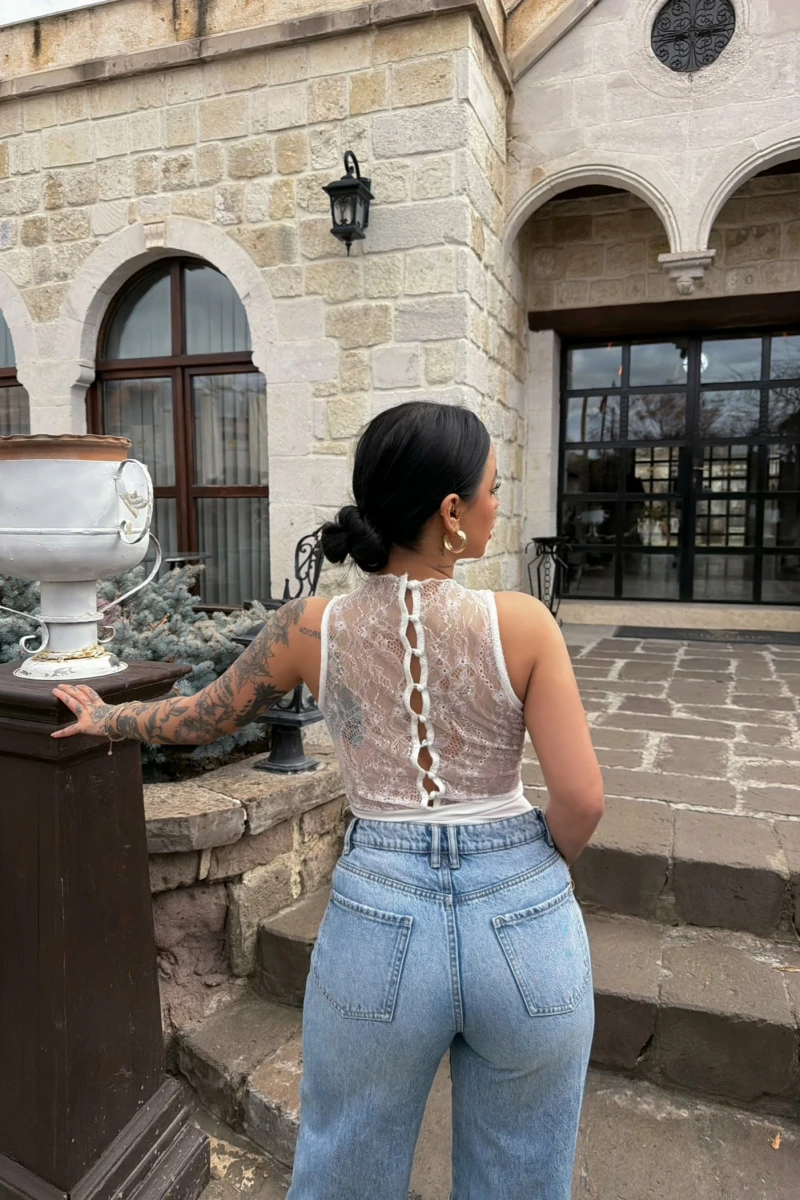 Beyaz Sırt Düğmeli Güpürlü Bodysuit