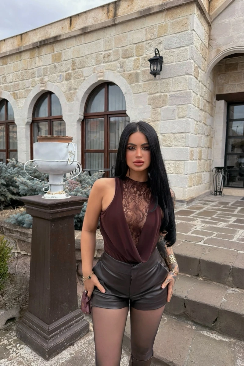 Kahve Sırt Düğmeli Güpürlü Bodysuit