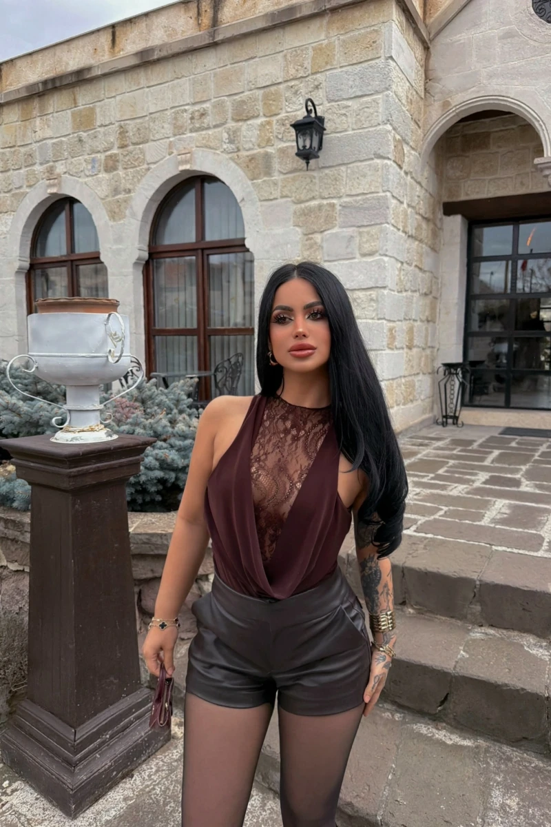 Kahve Sırt Düğmeli Güpürlü Bodysuit