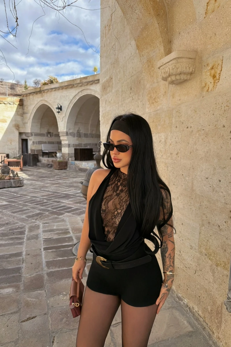 Siyah Sırt Düğmeli Güpürlü Bodysuit