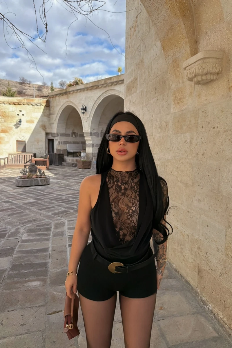 Siyah Sırt Düğmeli Güpürlü Bodysuit