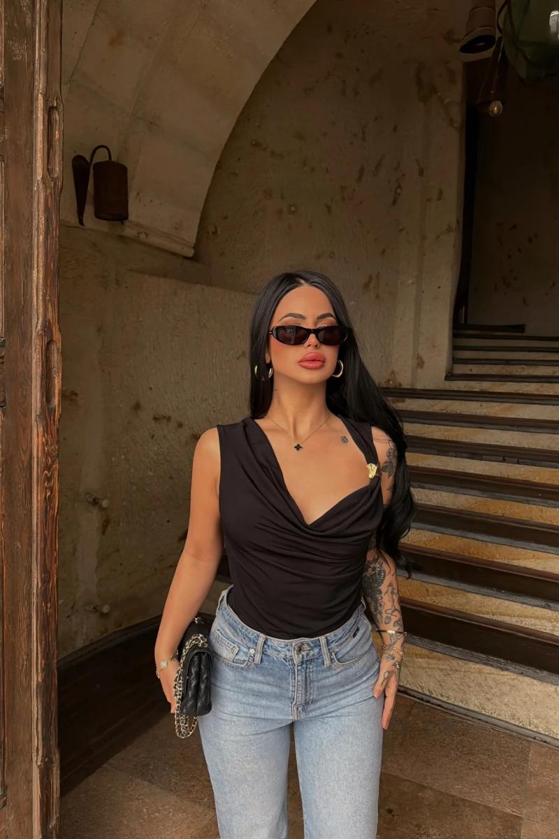 Siyah Omuz Tokalı Degaje Bodysuit