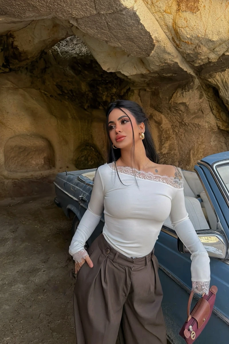 Beyaz Kayık Yaka Güpürlü Bluz