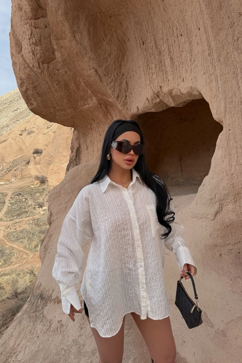 Beyaz Tek Cep Sırt Dekolte Gömlek