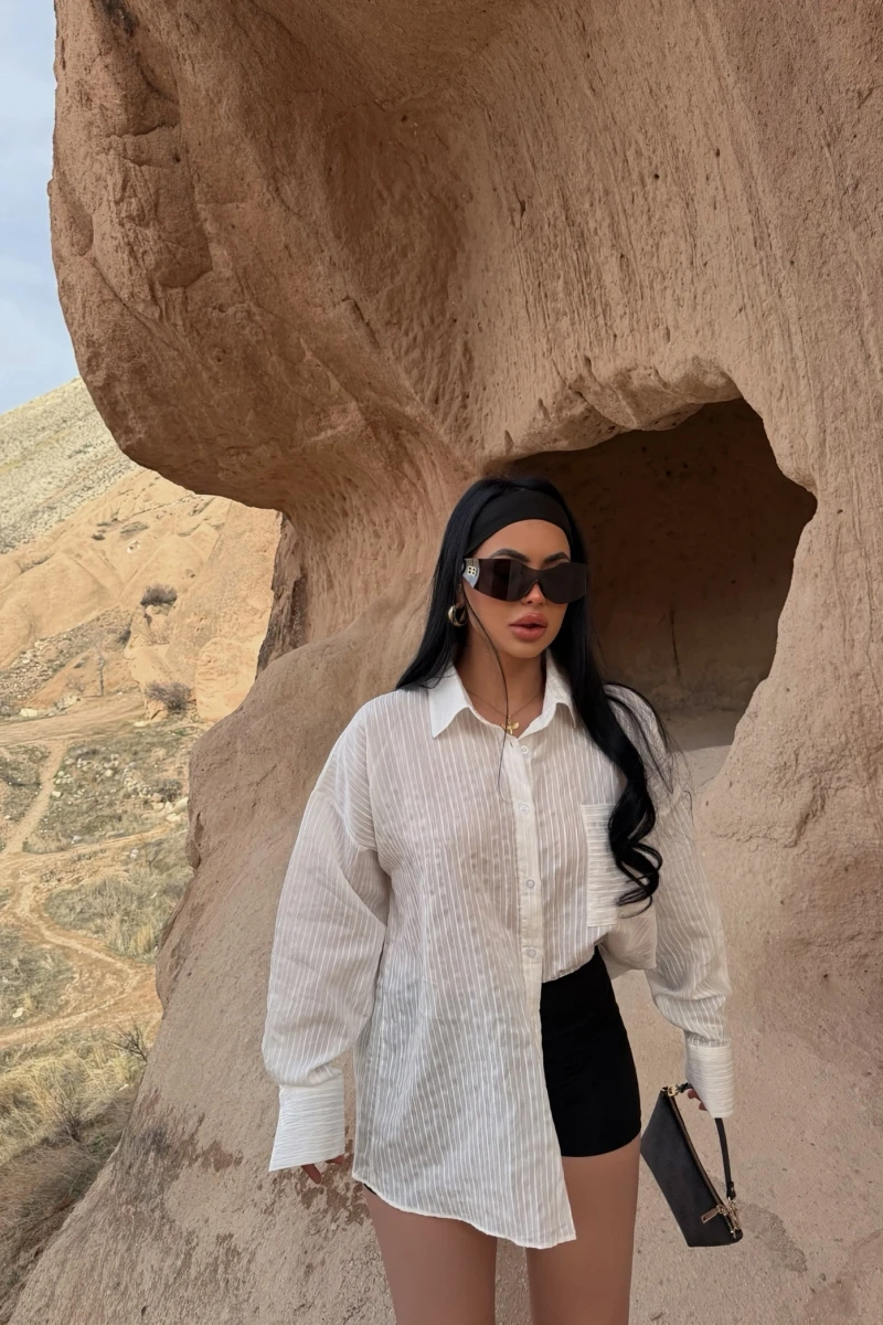 Beyaz Tek Cep Sırt Dekolte Gömlek