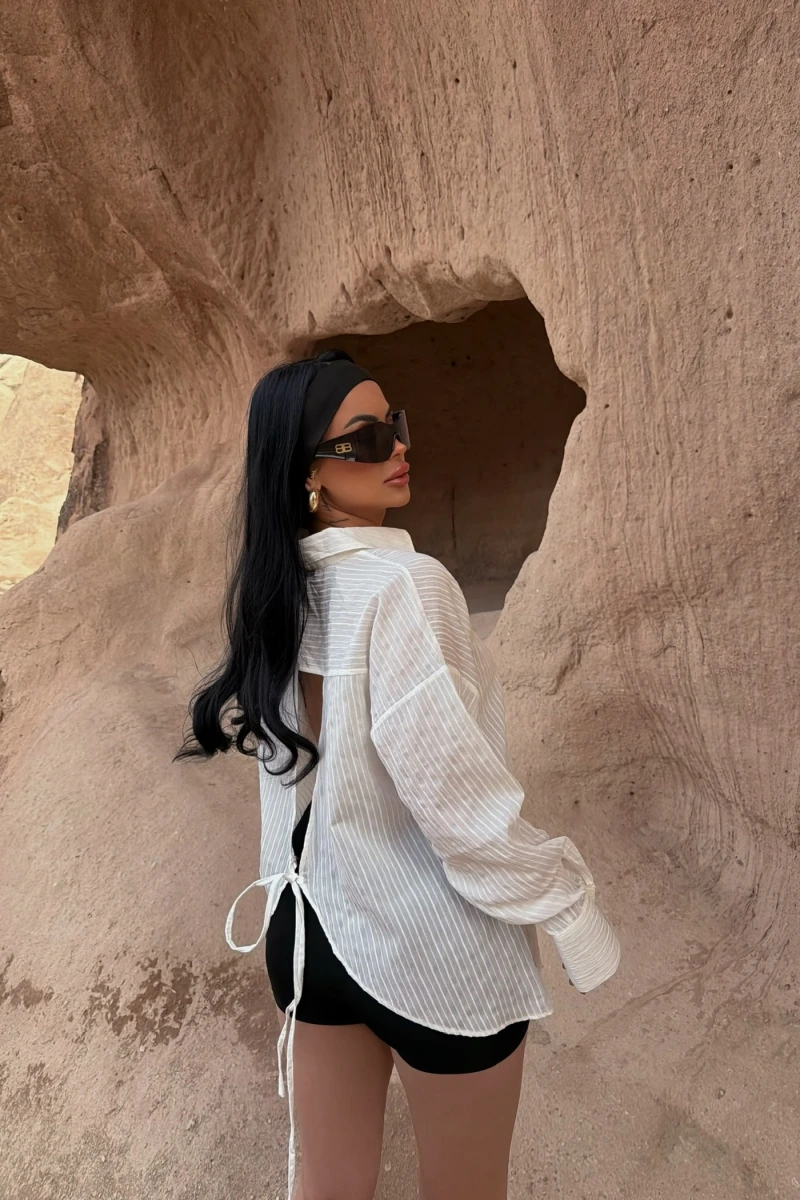 Beyaz Tek Cep Sırt Dekolte Gömlek